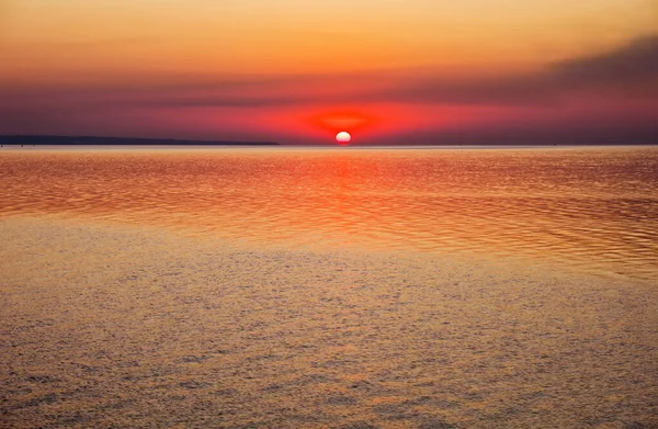 美丽多彩的落日在海滨. 阳光普照的好场景 — 图库照片