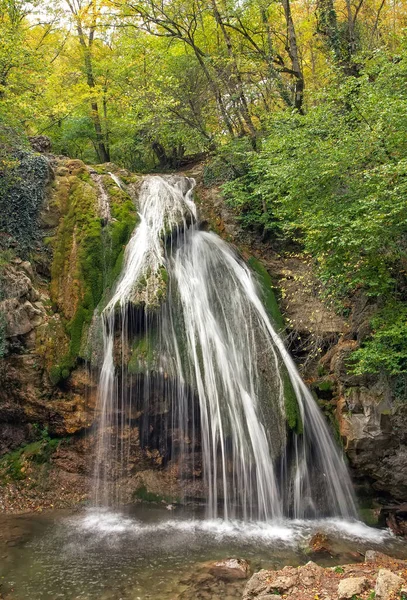 Prachtige waterval op de rivier berg in kleurrijke herfst bos. — Stockfoto