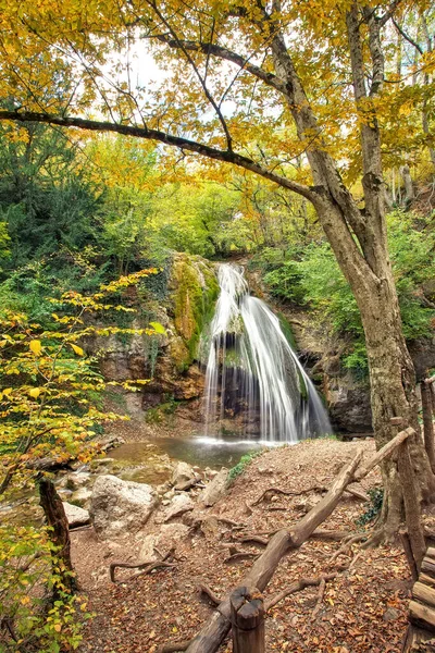 Prachtige waterval op de rivier berg in kleurrijke herfst bos. — Stockfoto