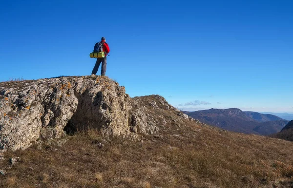 Fotógrafo en la cima de la montaña en otoño. Viajero con bac — Foto de Stock