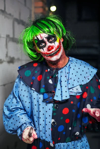 Szalony klaun z nożem. Koncepcja Halloween — Zdjęcie stockowe