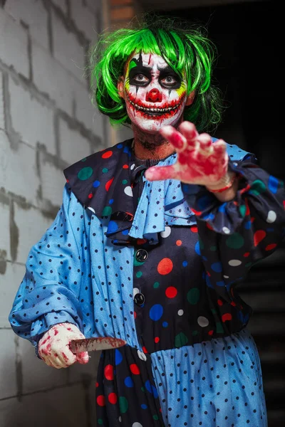 Šílený klaun s nožem. Halloween koncept — Stock fotografie