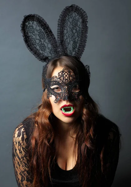Σέξι γυναίκα με μάσκα καρναβαλιού. Μυστικό. Μόδα. Καρνίβα της Βενετίας — Φωτογραφία Αρχείου