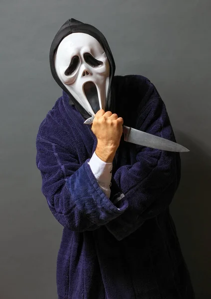 O homem de máscara branca ameaça com faca, conceito assassino, horr — Fotografia de Stock