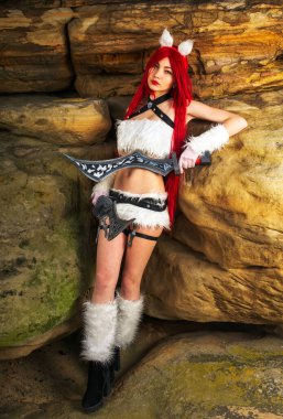 Dağ alanında iki kılıç ile güzel kadın karakter. Fas