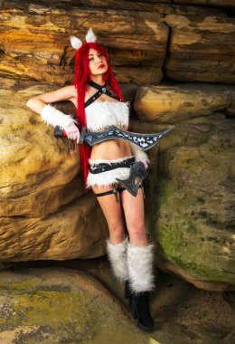 Dağ alanında iki kılıç ile güzel kadın karakter. Fas