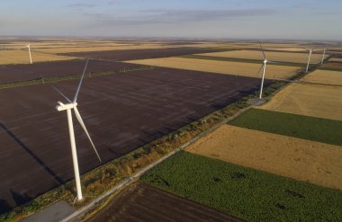 Sahada yel değirmenleri olan güzel bir manzara. Kuş bakışı