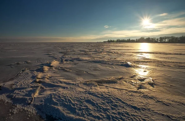 Bela paisagem de inverno com lago congelado e céu por do sol . — Fotografia de Stock