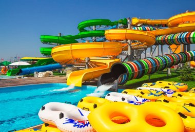 Herkes için havuzlu renkli bir su kaydırağı. İyi tatiller.