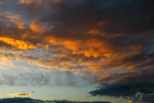 Hermoso Crepúsculo Cielo Fondo Colorido Cielo Anaranjado Rojo Atardecer —  Fotos de Stock