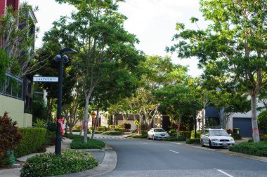 Gold Coast, Queensland, Avustralya - Aralık, 2018: Gold Coast'ta en çok rağbet gören gelişmelerden biri olan Emerald Lakes Residence'ın kentsel dar sokakları.