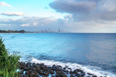 Çarpıcı gündoğumu sırasında ezici okyanus dalgalarının güzel geniş panoramik görünümü, Burleigh Heads, Queensland, Avustralya'da parkgörünür.