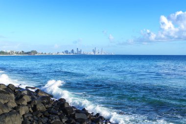 Gün doğumu sırasında Gold Coast silüetinin ve sörf plajının çarpıcı manzarası, Burleigh Heads, Queensland, Avustralya'daki parktan görülebilir. 