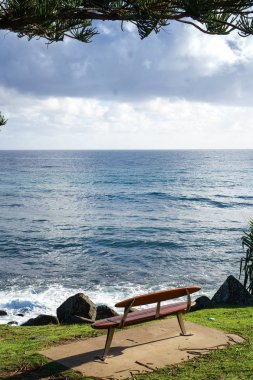 Kıyıya karşı çöken dalgaların çarpıcı bir görünümü ile okyanus kıyısında Lonely bank.