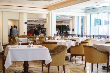 Gold Coast, Avustralya - Aralık, 2018: Southport Broadwater tarafından Main Beach'te bulunan dünyanın ilk moda markalı oteli Versace Hotel'de öğle yemeği için hazırlanan yemek masaları.