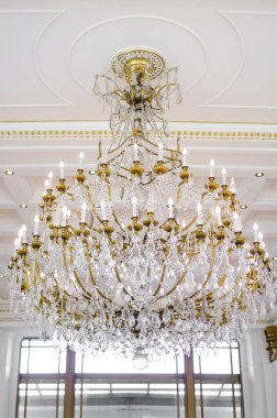 Gold Coast, Avustralya - Aralık,2018: Bir zamanlar Gianni Versace'nin sahibi olduğu ve villalarından birine gidecek olan Palazzo Versace'deki çarpıcı ve zarif avize. Daha sonra otele hediye.  