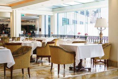 Gold Coast, Avustralya - Aralık,2018: Southport Broadwater tarafından Main Beach'te bulunan dünyanın ilk moda markalı oteli Versace Hotel'de öğle yemeği için hazırlanan yemek masaları.