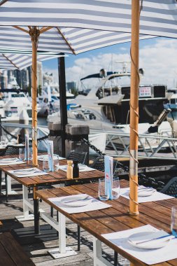 Gold Coast, Queensland, Avustralya - Aralık, 2018: Marina Mirage'da güzel restoran, güzel Broadwater'a bakan muhteşem sahil konumu.
