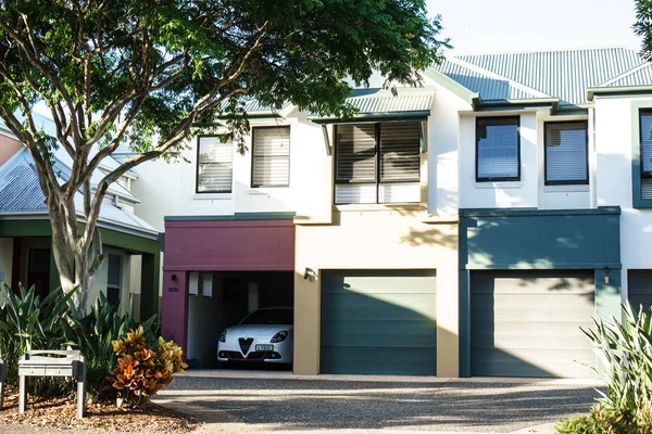 Gold Coast, Queensland, Avustralya - Aralık, 2018: Emerald Lakes Residence'daki modern şehir konağı, Gold Coast'ta en çok rağbet gören gelişmelerden biri.