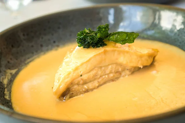 Lezzetli taze pişmiş kremyengeç lazanya deniz ürünleri restoranda beyaz bir masada servis. 