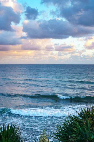 Impresionante Vista Las Olas Del Océano Durante Amanecer Burleigh Heads — Foto de Stock