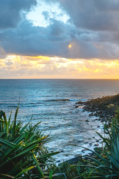 バーリーヘッズ クイーンズランド州 オーストラリアの日の出時に海の波を粉砕する素晴らしい眺め — ストック写真