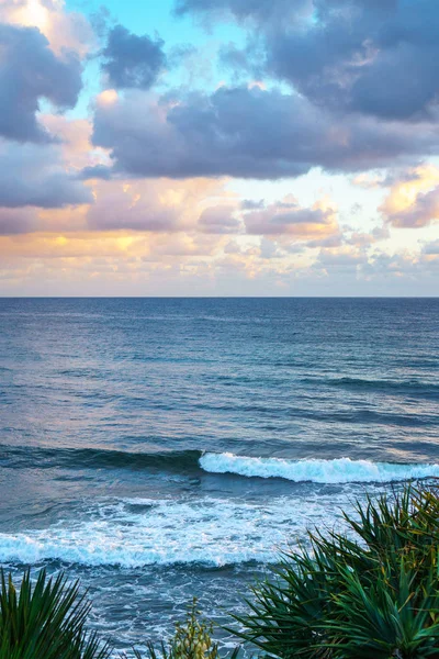 Splendida Vista Frantumare Onde Oceaniche Durante Alba Burleigh Heads Queensland — Foto Stock
