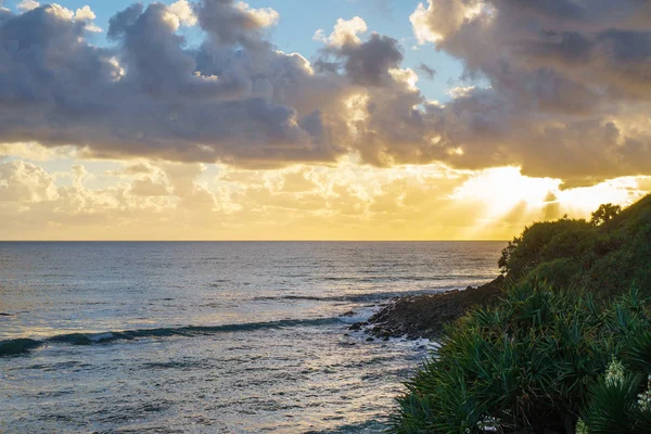Приголомшливий Широкий Панорамний Вид Дроблення Океанських Хвиль Під Час Світанку — стокове фото
