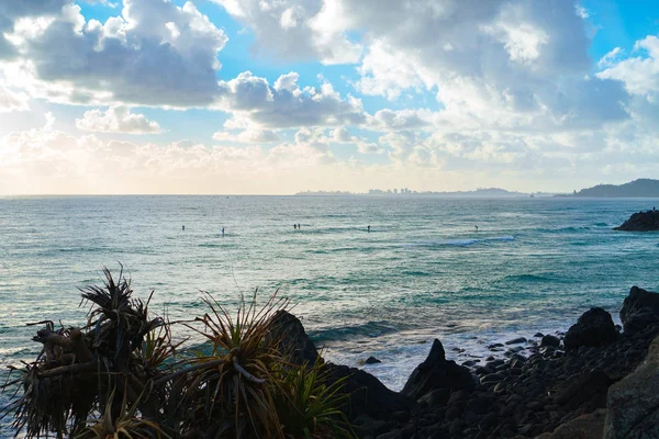 Impresionante Vista Del Océano Pacífico Los Surfistas Atrapando Olas Tallebudgera — Foto de Stock