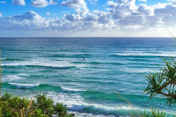 Splendida Vista Sull Oceano Pacifico Surfisti Attesa Grandi Onde Rotolare — Foto Stock