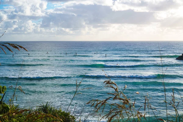 Prachtig Uitzicht Stille Oceaan Surfers Die Wachten Grote Golven Rollen — Stockfoto