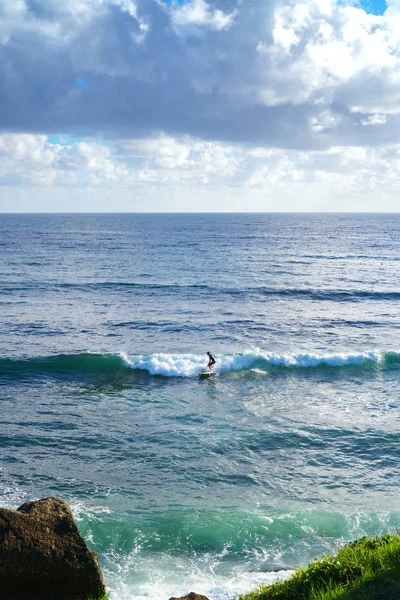 Gold Coast Australia December 2018 Surfer Riding Big Wave Pacific — стоковое фото