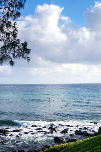 Приголомшливий Вид Тихий Океан Силует Стоячого Весло Кордоні Відстані Синьому — стокове фото