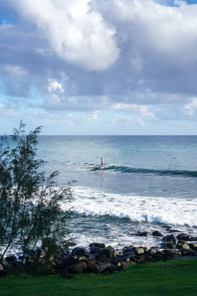 澳大利亚黄金海岸 2018年12月 太平洋美丽的风景和冲浪者乘着巨浪 — 图库照片