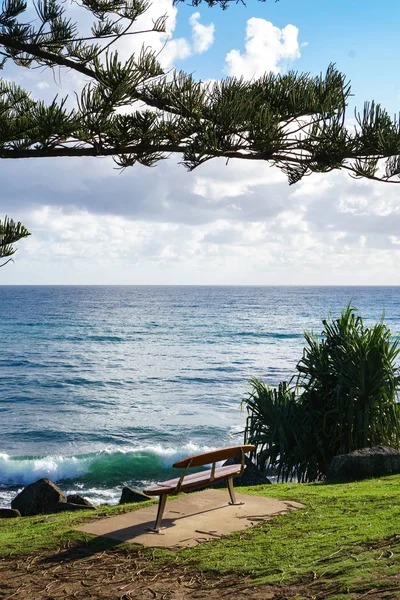 Kıyıya karşı çöken dalgaların çarpıcı bir görünümü ile okyanus kıyısında Lonely bank.