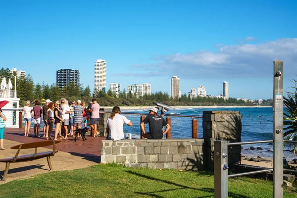 Gold Coast, Avustralya - Aralık,2018: Pasifik Okyanusu'nun muhteşem manzarasına sahip Avustralya'nın Gold Coast kıyısındaki Burleigh Heads'te gün doğumunda dinlenen sörfçüler ve plajseverler.