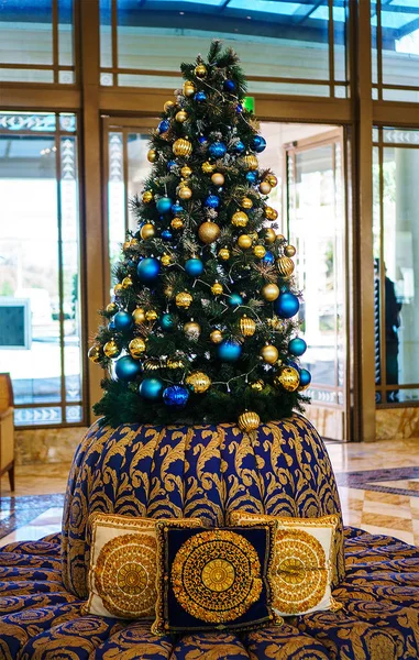 Gold Coast, Avustralya - Aralık,2018: Southport Broadwater'ın yanında yer alan dünyanın ilk moda markalı oteli Versace Hotel'in lobisinde güzel bir şekilde dekore edilmiş Noel ağacı.