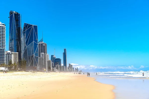 Pasifik okyanusunun dalgadalgalarla Gold Coast silüeti nin ve Surfers Paradise plajının güzel geniş panoramik manzarası.