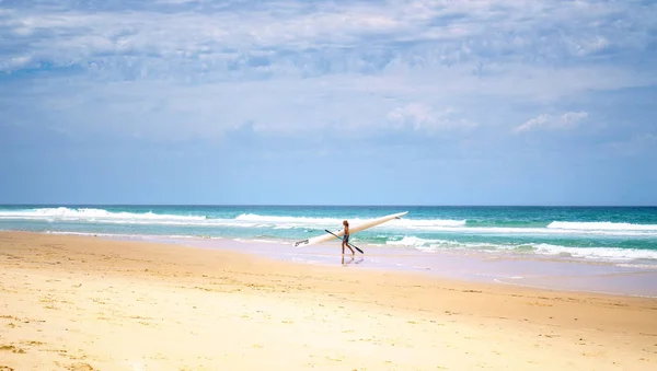 Costa Ouro Austrália Dezembro 2018 Jovem Caminhando Pelo Oceano Com — Fotografia de Stock