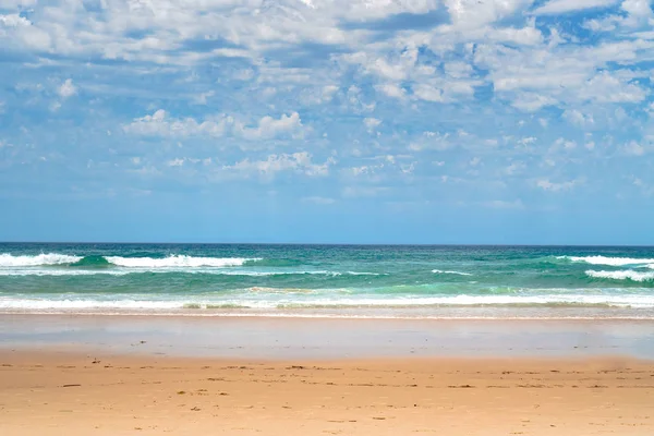 Vista Panorâmica Deslumbrante Oceano Belas Ondas Rolando Uma Praia Areia — Fotografia de Stock