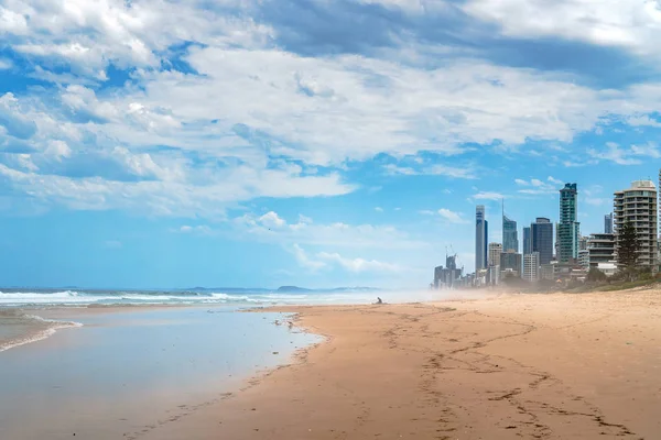 Gold Coast, Surfers Paradise en iyi plajlarından biri ve haddeleme okyanus dalgalarıçarpıcı görünümü, mavi bir gökyüzü arka plan üzerinde güzel geniş panoramik görünümü.