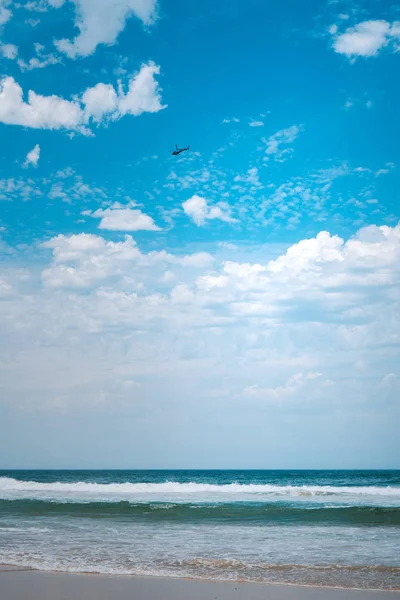 Vista Deslumbrante Das Ondas Oceânicas Helicóptero Voando Sobre Oceano Céu — Fotografia de Stock