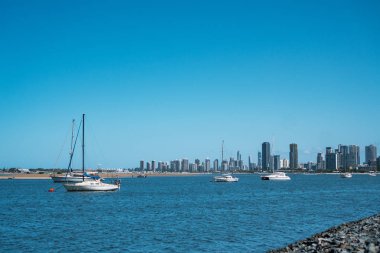 Güzel beyaz yatlar ve balıkçı tekneleri Avustralya 'daki Gold Coast' un başlıca kıyı şeridi olan çarpıcı Broadwater 'da yüzüyor..