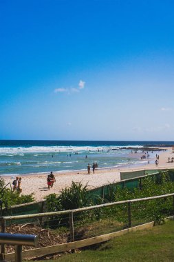 Gold Coast, Queensland, Avustralya - Ocak 2019: Gökkuşağı Koyu plajı ve Coolangatta 'nın geniş panoramik manzarası.