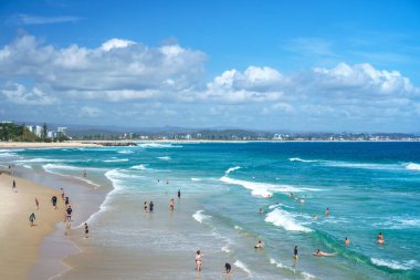 Gold Coast, Queensland, Avustralya - Ocak 2019: Gökkuşağı Koyu plajı ve Coolangatta 'nın geniş panoramik manzarası.