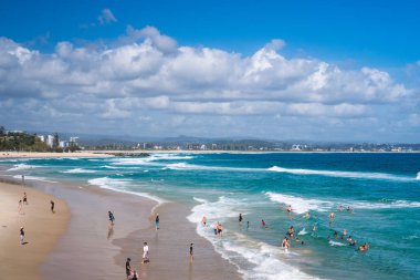Gold Coast, Queensland, Avustralya - Ocak 2019: Gökkuşağı Koyu plajı ve Coolangatta 'nın geniş panoramik manzarası.