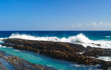 Snapper Kayalıkları, Coolangatta, Gold Coast, Queensland, Avustralya 'da kıyıya vuran sörf dalgalarının güzel manzarası..