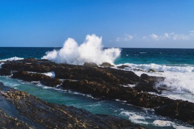 Snapper Kayalıkları, Coolangatta, Gold Coast, Queensland, Avustralya 'da kıyıya vuran sörf dalgalarının güzel manzarası..