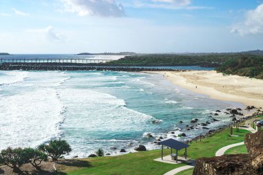 Snapper Kayalıkları, Coolangatta, Gold Coast, Queensland, Avustralya 'da kıyıya vuran sörf dalgalarının güzel manzarası..