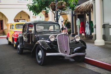 Gold Coast, Queensland, Avustralya - Ocak 2019 Warner Bros. Film Dünyası 'nın caddesine park edilmiş klasik retro araba, Avustralya' da filmle ilgili park. 